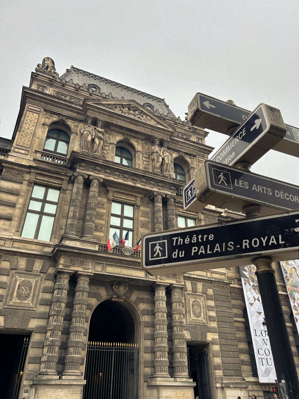 Guide privé accompagnant des voyageurs en France